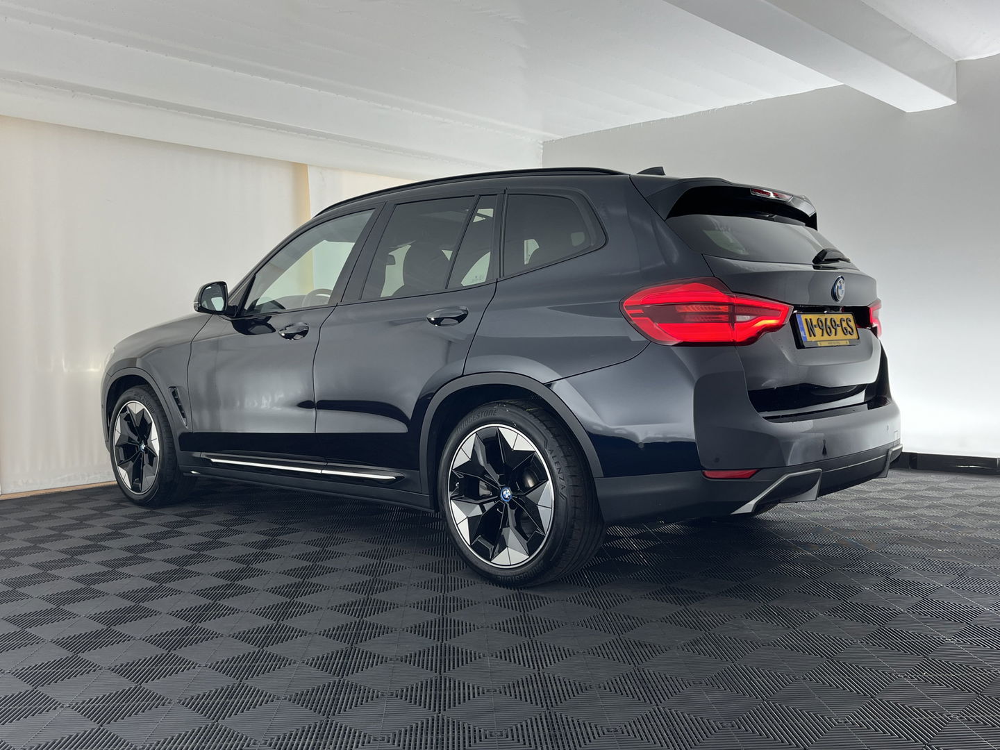 BMW iX3 High Executive 80 kWh [ 3-Fase-11kW ] {SOH-96%} (INCL-BTW) Aut. *PANO | LEATHER | HARMAN/KARDON | FULL-LED | BLINDSPOT | MEMORY-PACK | DIGI-COCKPIT | HEATED-SPORTSEATS | KEYLESS | TOPVIEW | DAB+ | NAVI-FULLMAP | HEAD-UP | PRIVACY-GLASS |