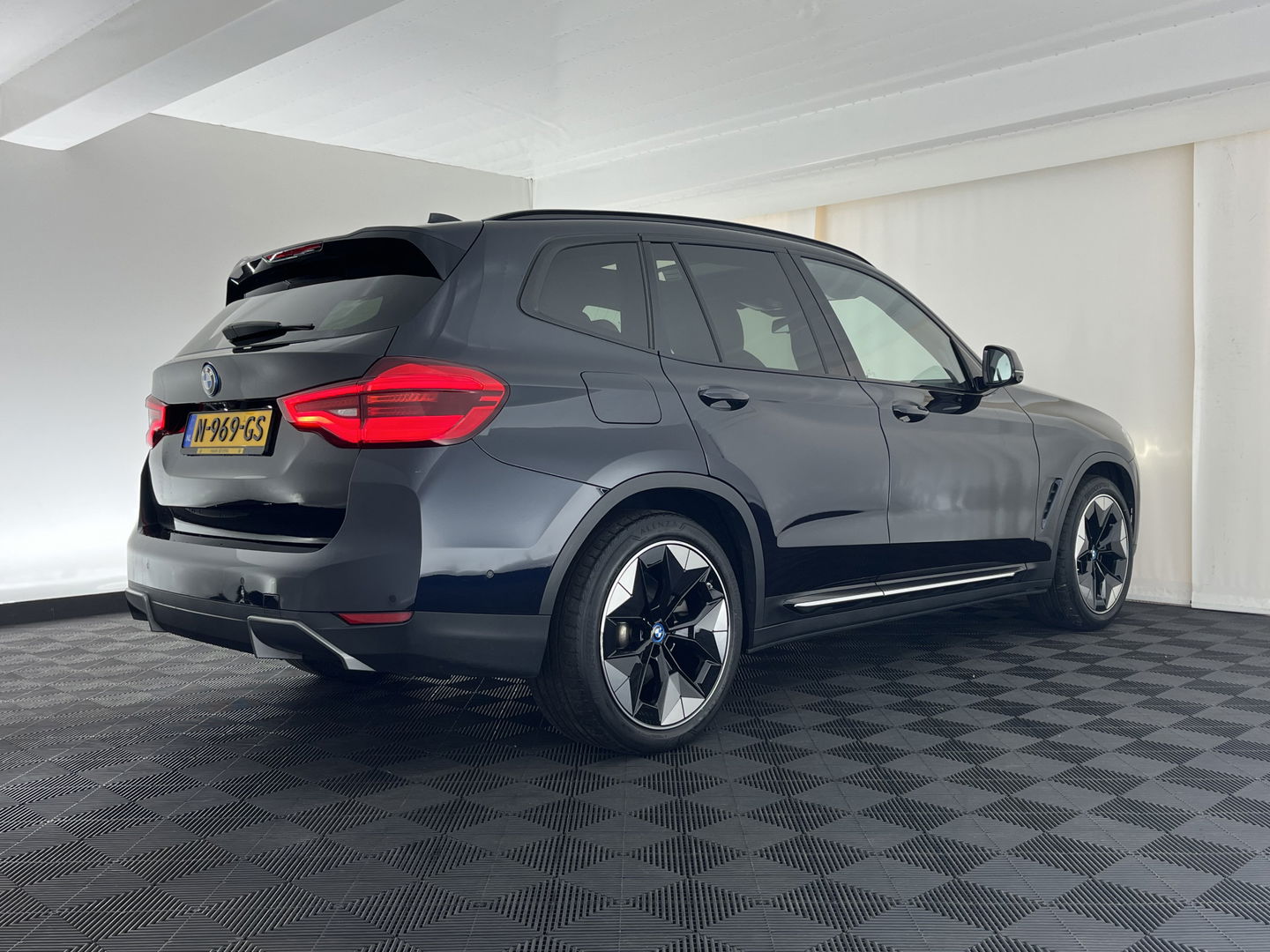 BMW iX3 High Executive 80 kWh [ 3-Fase-11kW ] {SOH-96%} (INCL-BTW) Aut. *PANO | LEATHER | HARMAN/KARDON | FULL-LED | BLINDSPOT | MEMORY-PACK | DIGI-COCKPIT | HEATED-SPORTSEATS | KEYLESS | TOPVIEW | DAB+ | NAVI-FULLMAP | HEAD-UP | PRIVACY-GLASS |