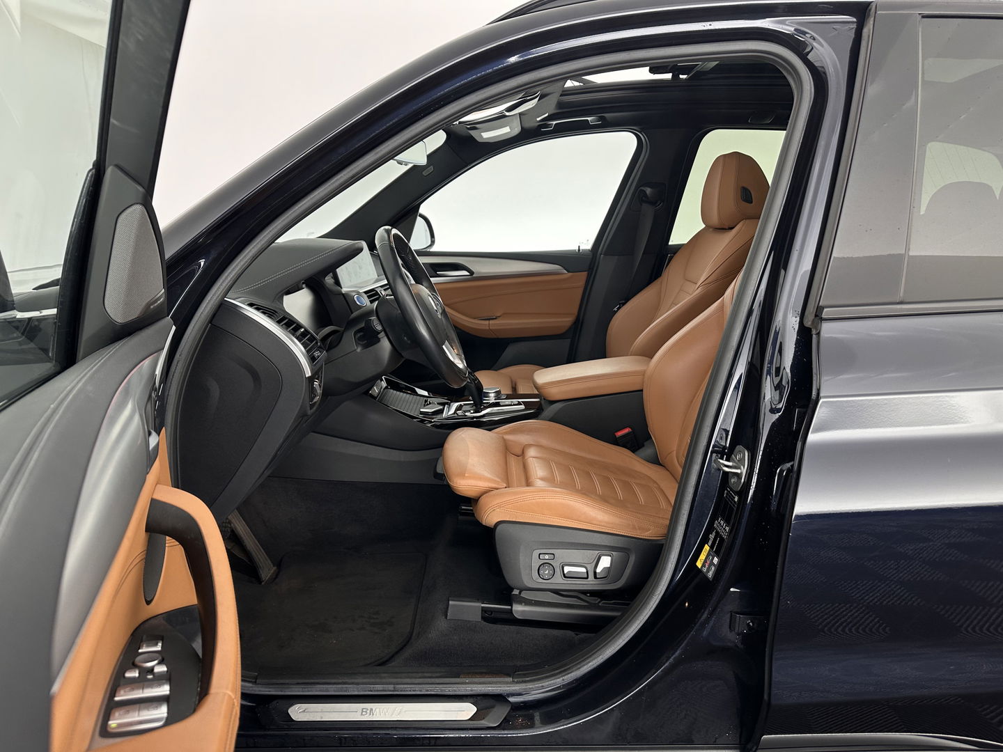 BMW iX3 High Executive 80 kWh [ 3-Fase-11kW ] {SOH-96%} (INCL-BTW) Aut. *PANO | LEATHER | HARMAN/KARDON | FULL-LED | BLINDSPOT | MEMORY-PACK | DIGI-COCKPIT | HEATED-SPORTSEATS | KEYLESS | TOPVIEW | DAB+ | NAVI-FULLMAP | HEAD-UP | PRIVACY-GLASS |