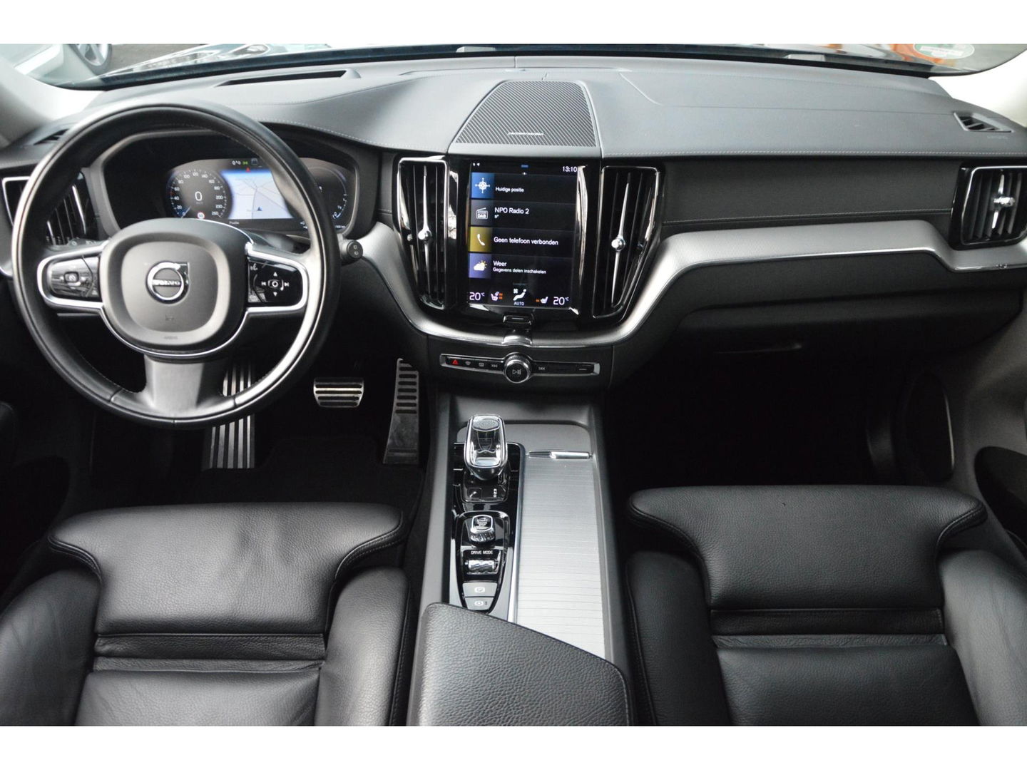 Volvo XC60 Hybride T6 AWD R-Design | Head-Up Display | Panoramadak | Harman/Kardon | Trekhaak | Rondom stoelverwarming | Memory |
