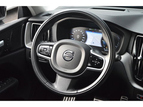Volvo XC60 Hybride T6 AWD R-Design | Head-Up Display | Panoramadak | Harman/Kardon | Trekhaak | Rondom stoelverwarming | Memory |