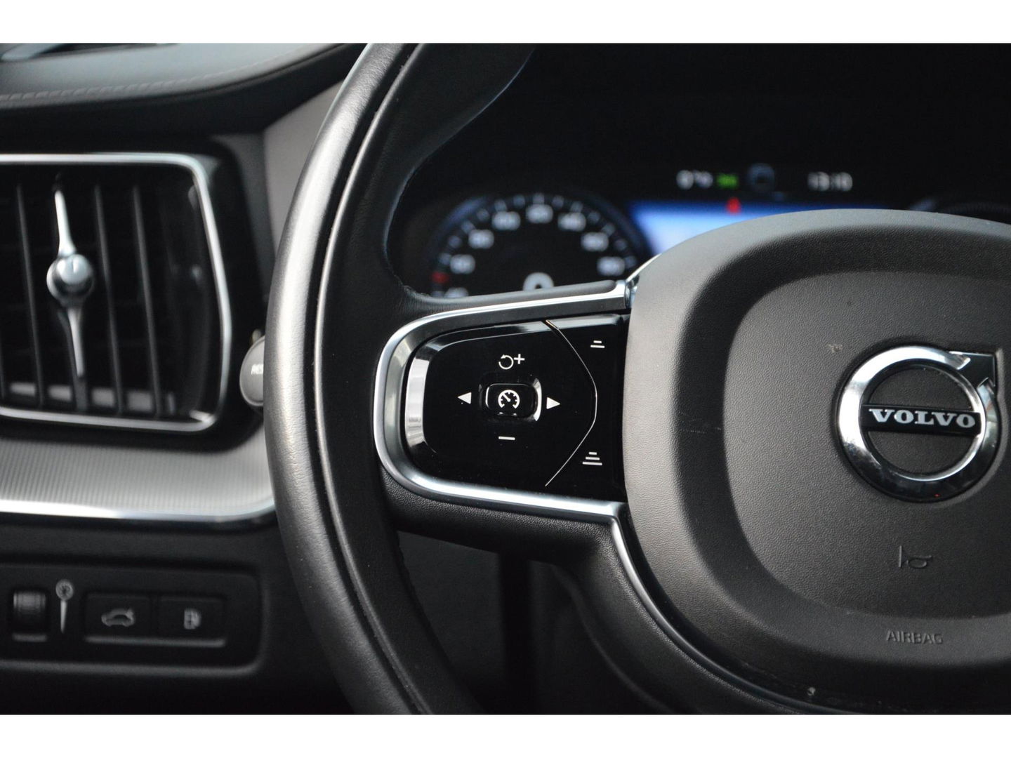 Volvo XC60 Hybride T6 AWD R-Design | Head-Up Display | Panoramadak | Harman/Kardon | Trekhaak | Rondom stoelverwarming | Memory |
