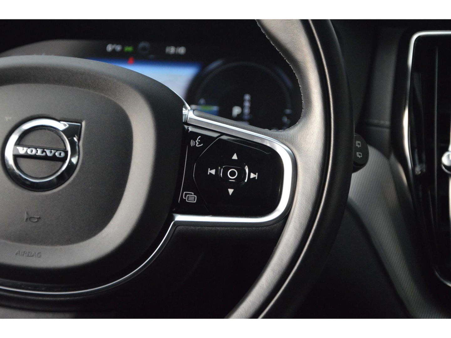 Volvo XC60 Hybride T6 AWD R-Design | Head-Up Display | Panoramadak | Harman/Kardon | Trekhaak | Rondom stoelverwarming | Memory |