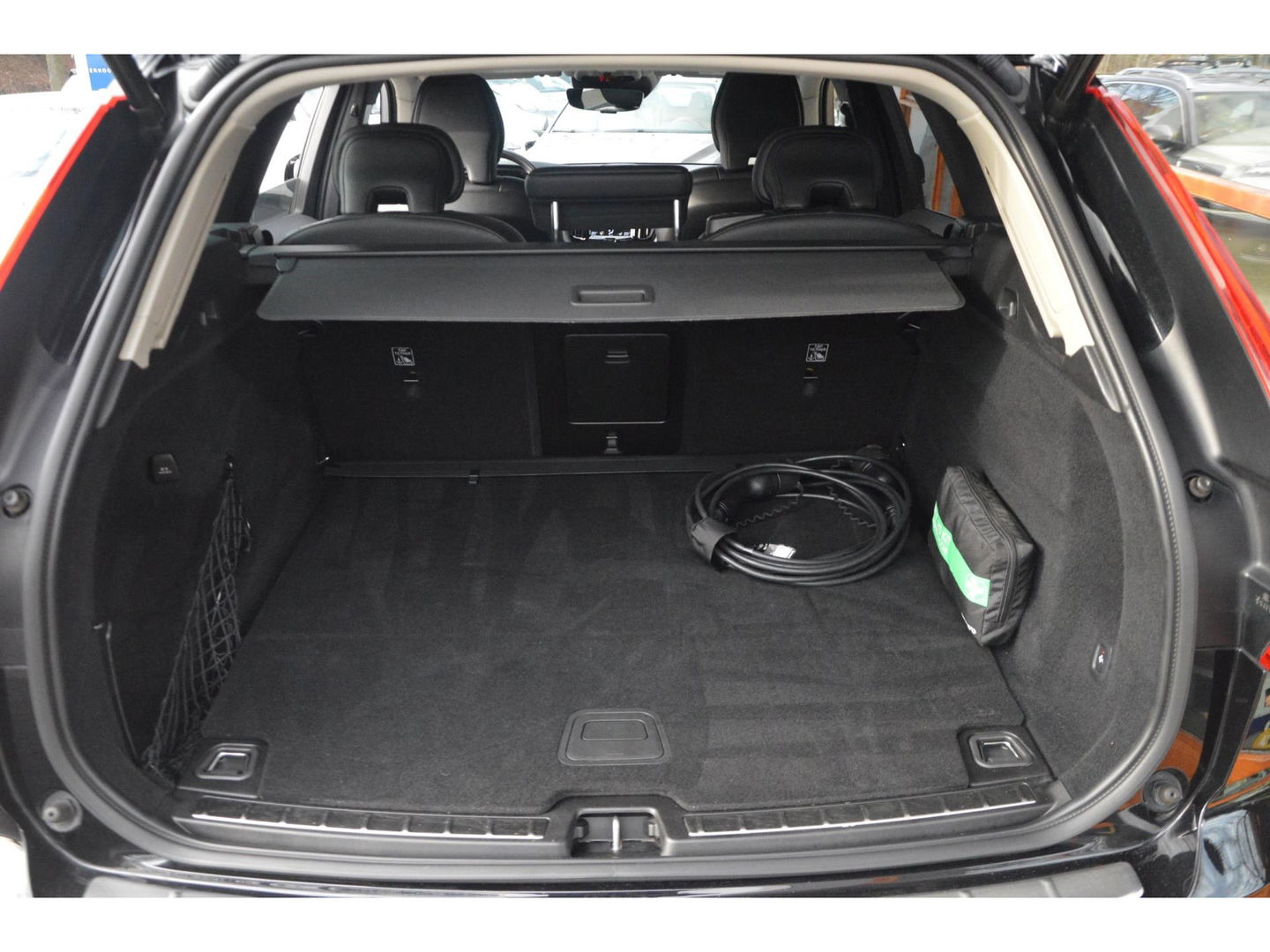 Volvo XC60 Hybride T6 AWD R-Design | Head-Up Display | Panoramadak | Harman/Kardon | Trekhaak | Rondom stoelverwarming | Memory |