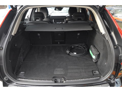 Volvo XC60 Hybride T6 AWD R-Design | Head-Up Display | Panoramadak | Harman/Kardon | Trekhaak | Rondom stoelverwarming | Memory |