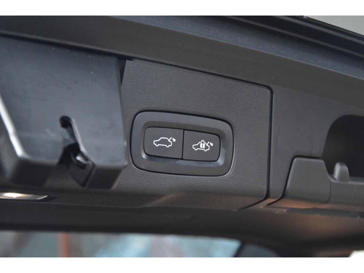 Volvo XC60 Hybride T6 AWD R-Design | Head-Up Display | Panoramadak | Harman/Kardon | Trekhaak | Rondom stoelverwarming | Memory |