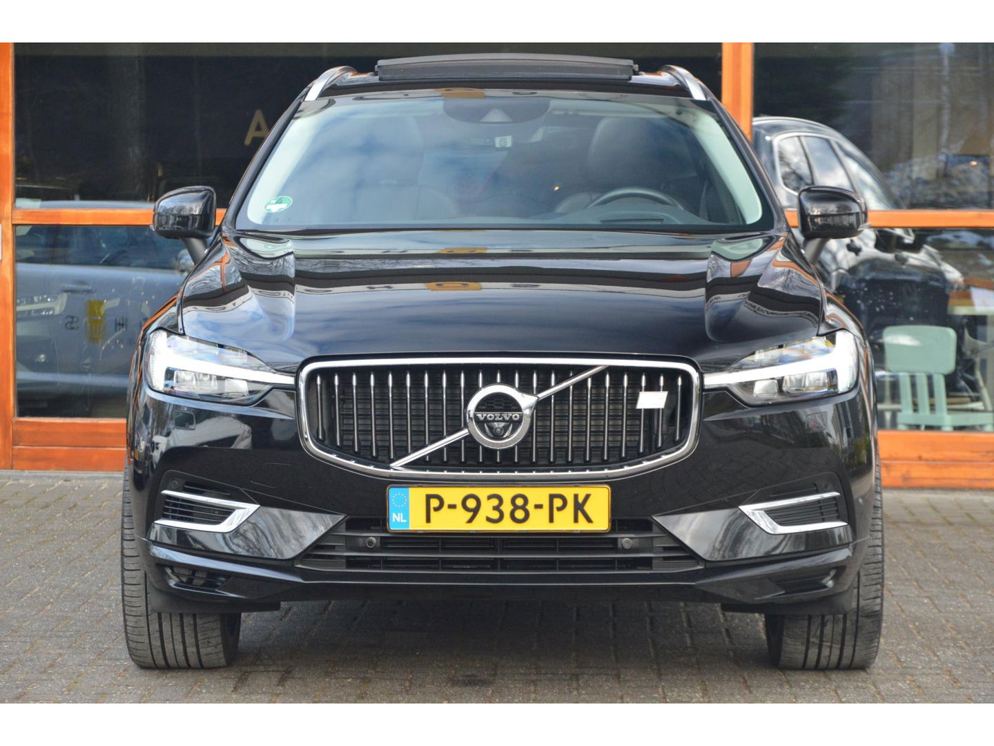 Volvo XC60 Hybride T6 AWD R-Design | Head-Up Display | Panoramadak | Harman/Kardon | Trekhaak | Rondom stoelverwarming | Memory |