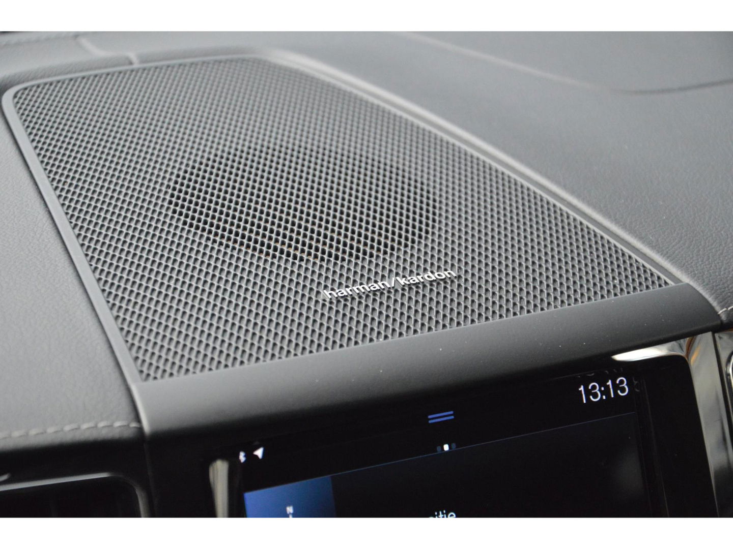 Volvo XC60 Hybride T6 AWD R-Design | Head-Up Display | Panoramadak | Harman/Kardon | Trekhaak | Rondom stoelverwarming | Memory |