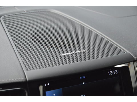 Volvo XC60 Hybride T6 AWD R-Design | Head-Up Display | Panoramadak | Harman/Kardon | Trekhaak | Rondom stoelverwarming | Memory |