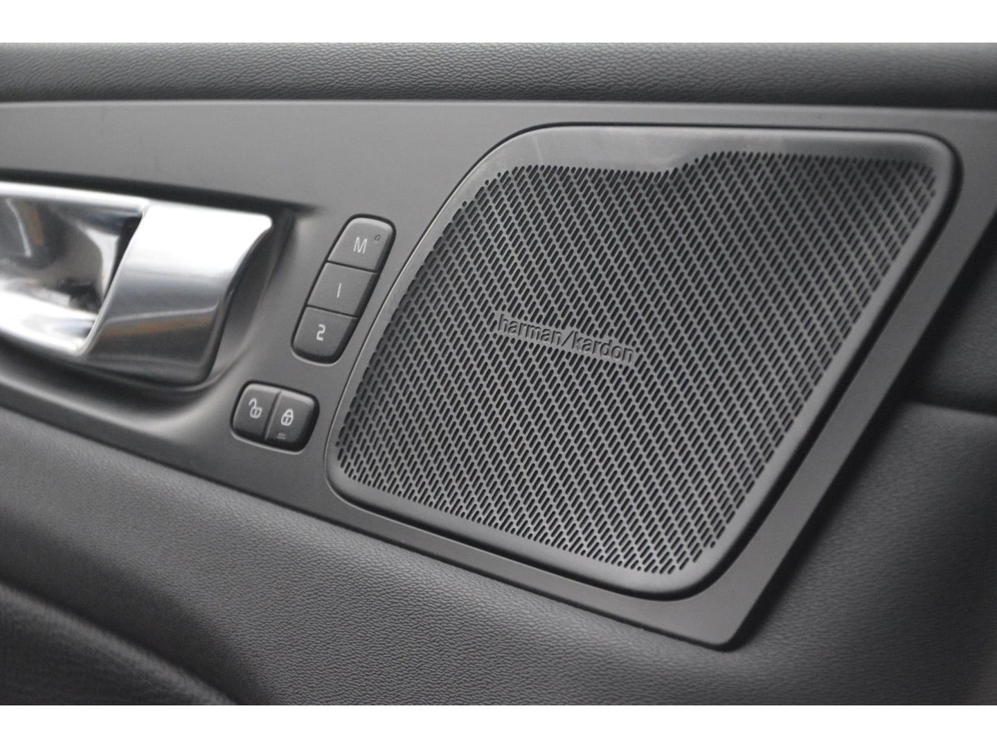 Volvo XC60 Hybride T6 AWD R-Design | Head-Up Display | Panoramadak | Harman/Kardon | Trekhaak | Rondom stoelverwarming | Memory |