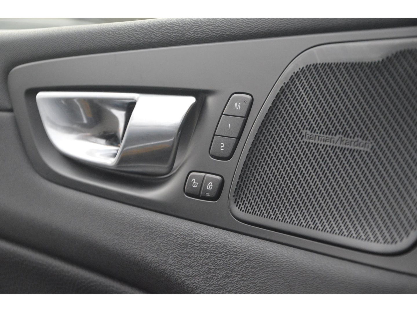 Volvo XC60 Hybride T6 AWD R-Design | Head-Up Display | Panoramadak | Harman/Kardon | Trekhaak | Rondom stoelverwarming | Memory |