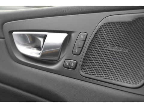 Volvo XC60 Hybride T6 AWD R-Design | Head-Up Display | Panoramadak | Harman/Kardon | Trekhaak | Rondom stoelverwarming | Memory |