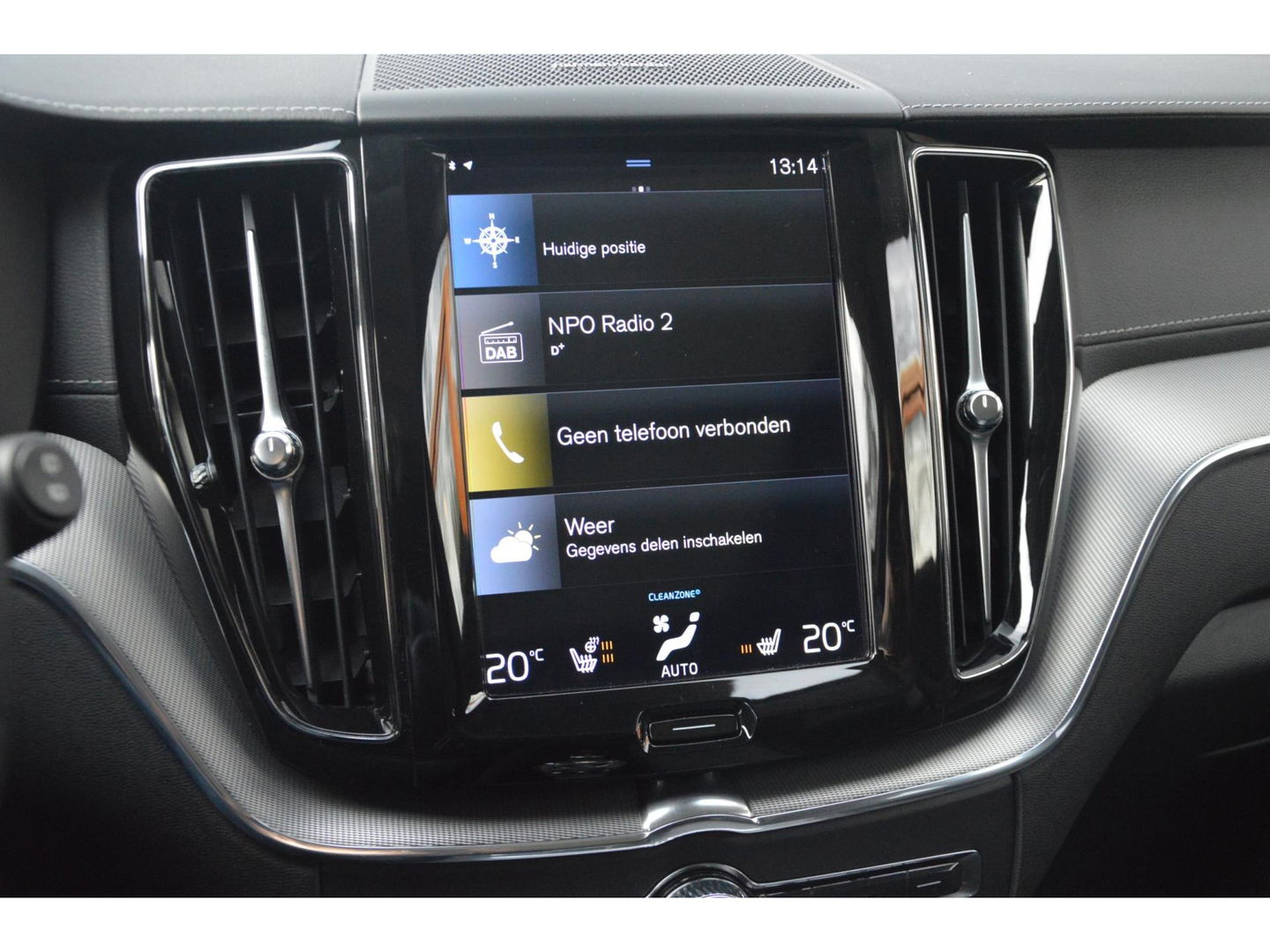 Volvo XC60 Hybride T6 AWD R-Design | Head-Up Display | Panoramadak | Harman/Kardon | Trekhaak | Rondom stoelverwarming | Memory |