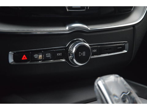 Volvo XC60 Hybride T6 AWD R-Design | Head-Up Display | Panoramadak | Harman/Kardon | Trekhaak | Rondom stoelverwarming | Memory |