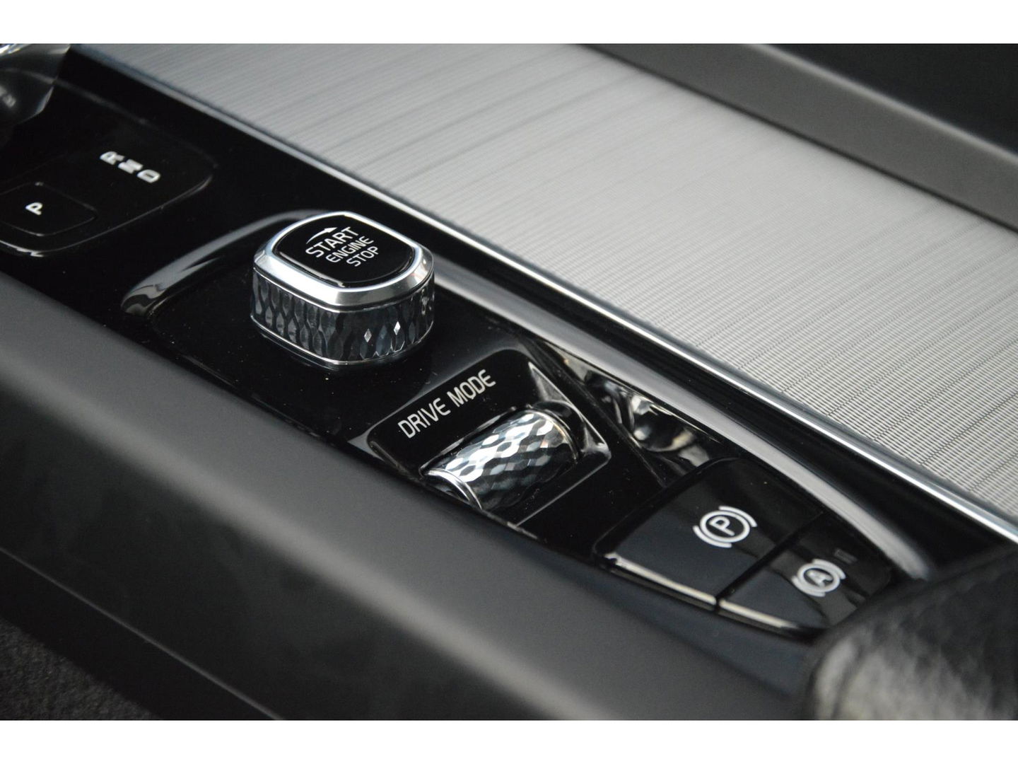 Volvo XC60 Hybride T6 AWD R-Design | Head-Up Display | Panoramadak | Harman/Kardon | Trekhaak | Rondom stoelverwarming | Memory |