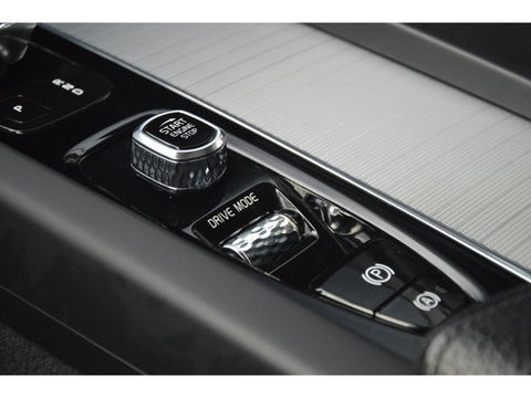 Volvo XC60 Hybride T6 AWD R-Design | Head-Up Display | Panoramadak | Harman/Kardon | Trekhaak | Rondom stoelverwarming | Memory |