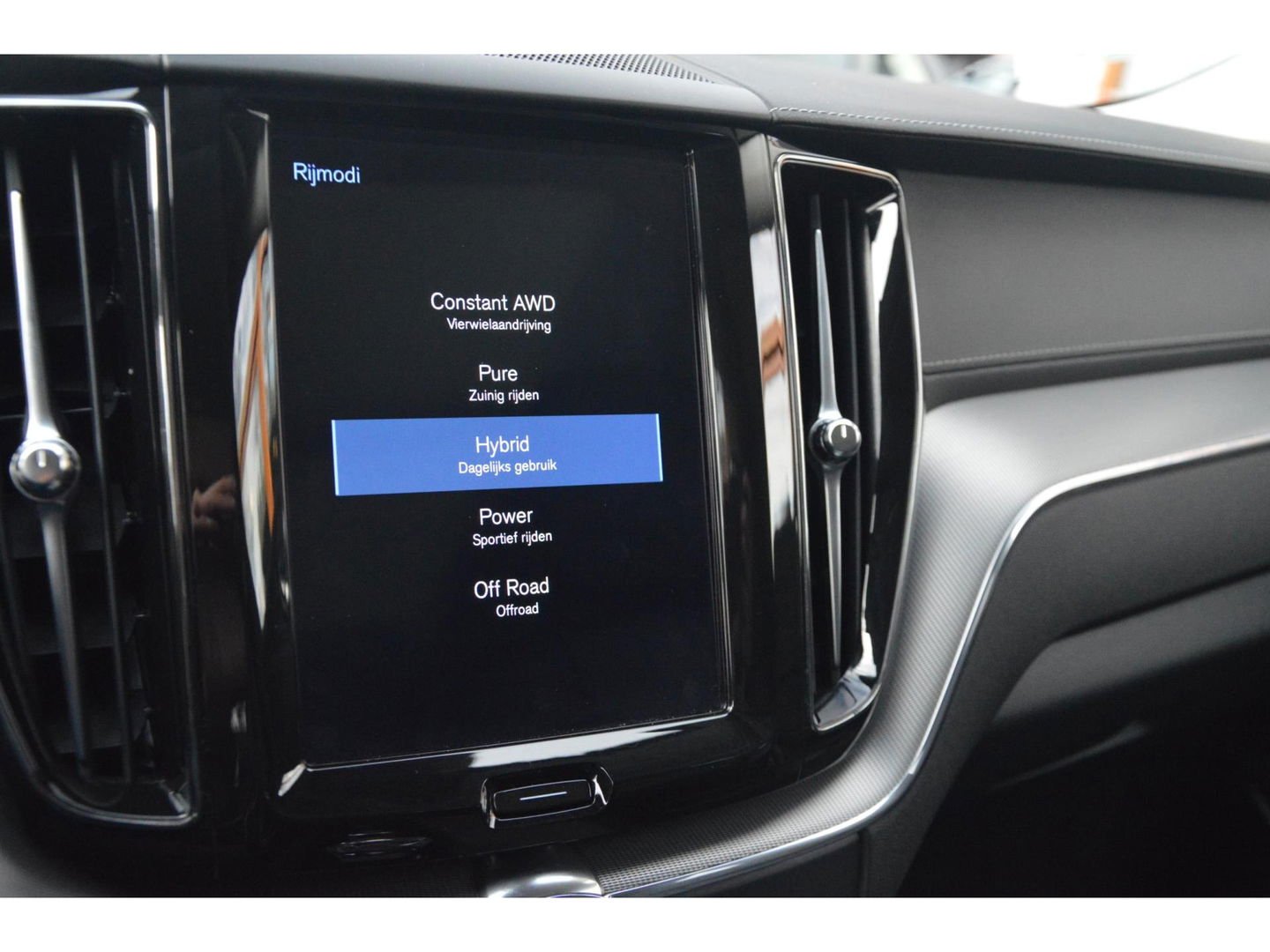 Volvo XC60 Hybride T6 AWD R-Design | Head-Up Display | Panoramadak | Harman/Kardon | Trekhaak | Rondom stoelverwarming | Memory |