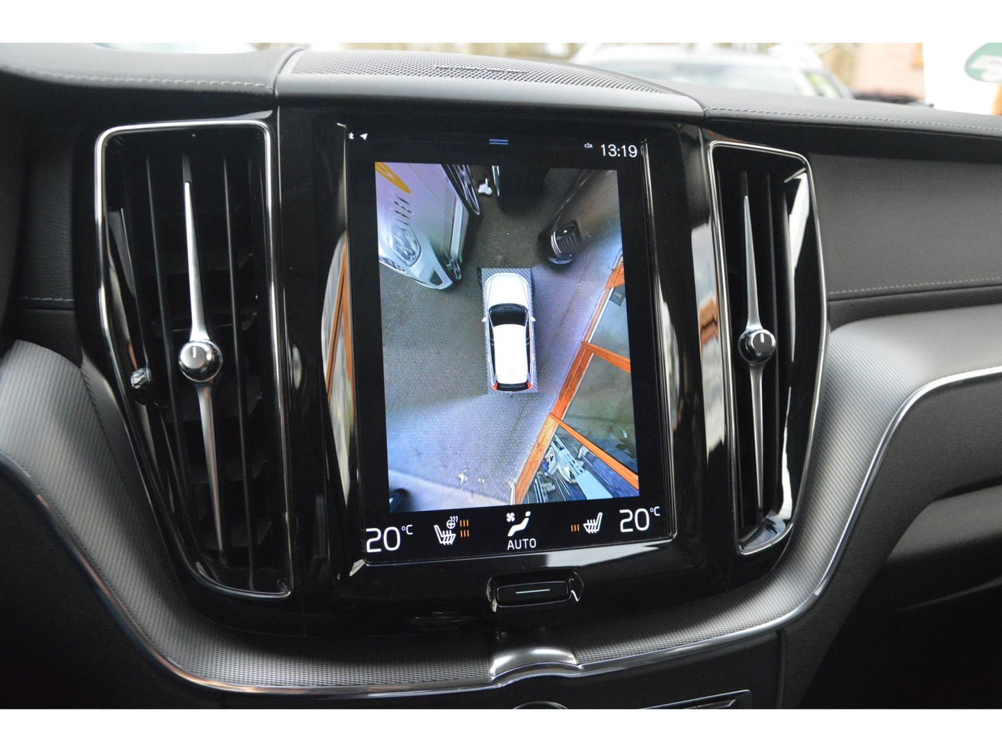 Volvo XC60 Hybride T6 AWD R-Design | Head-Up Display | Panoramadak | Harman/Kardon | Trekhaak | Rondom stoelverwarming | Memory |