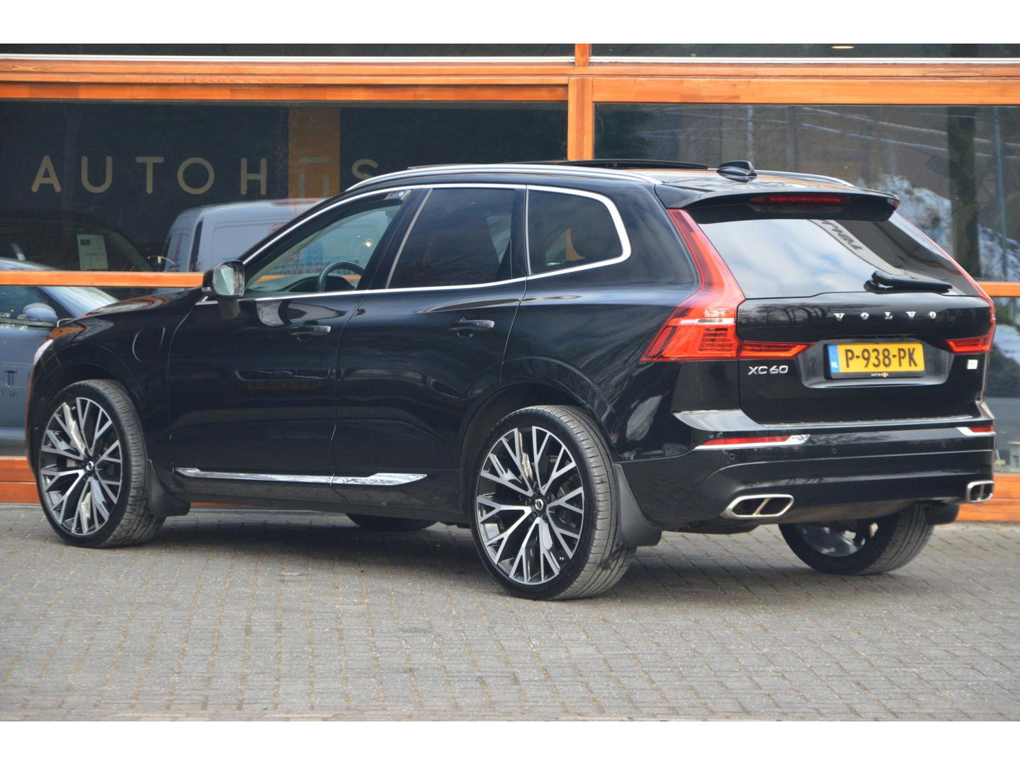 Volvo XC60 Hybride T6 AWD R-Design | Head-Up Display | Panoramadak | Harman/Kardon | Trekhaak | Rondom stoelverwarming | Memory |