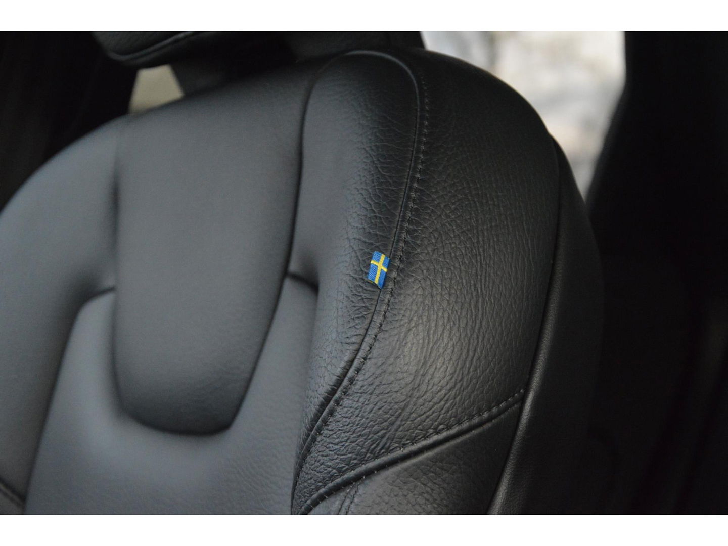 Volvo XC60 Hybride T6 AWD R-Design | Head-Up Display | Panoramadak | Harman/Kardon | Trekhaak | Rondom stoelverwarming | Memory |