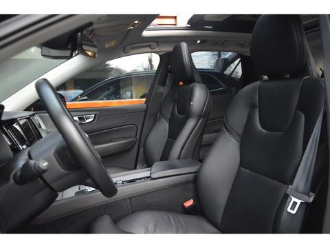 Volvo XC60 Hybride T6 AWD R-Design | Head-Up Display | Panoramadak | Harman/Kardon | Trekhaak | Rondom stoelverwarming | Memory |