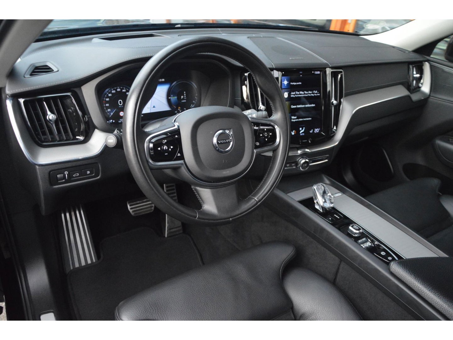 Volvo XC60 Hybride T6 AWD R-Design | Head-Up Display | Panoramadak | Harman/Kardon | Trekhaak | Rondom stoelverwarming | Memory |