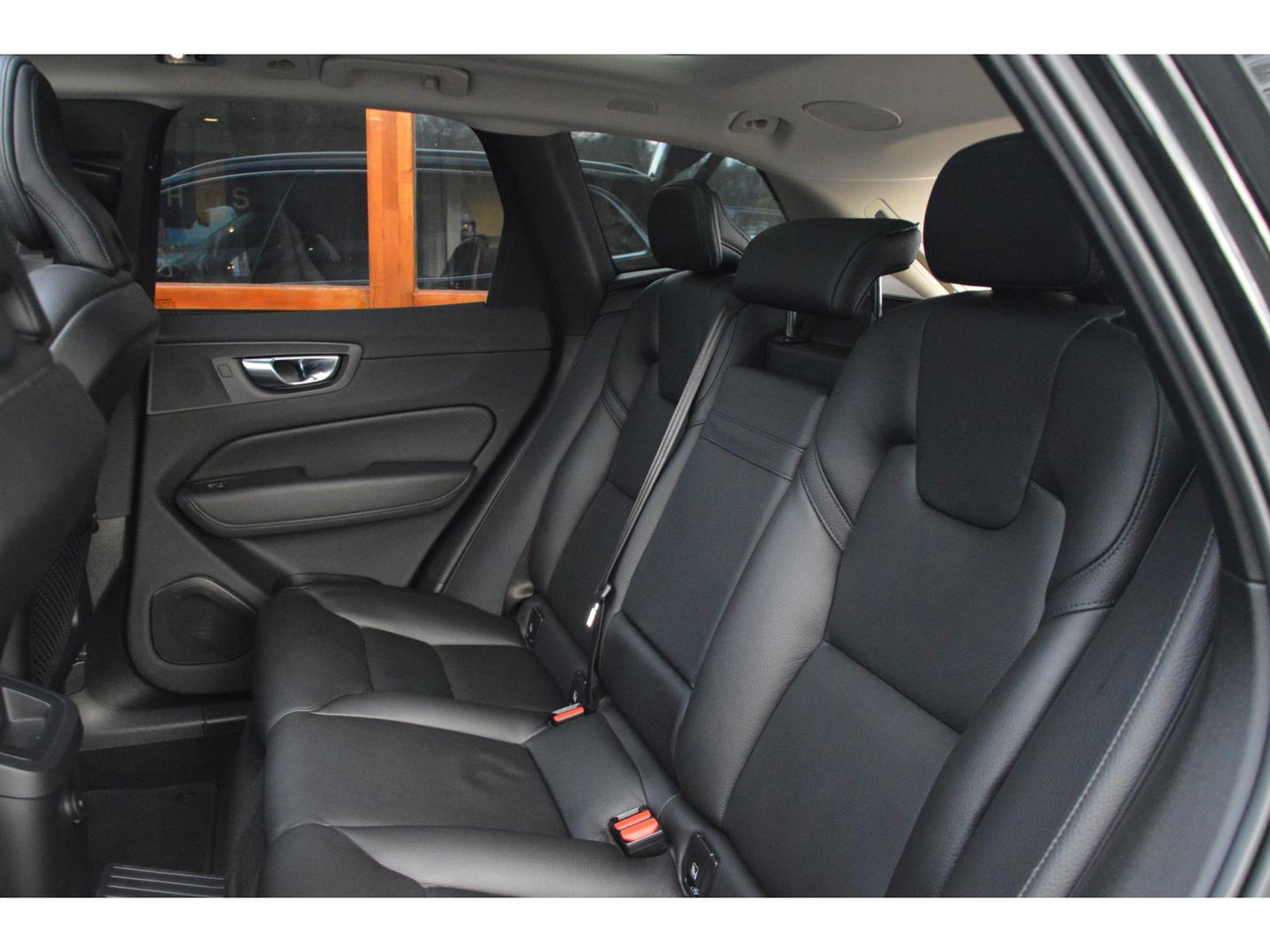 Volvo XC60 Hybride T6 AWD R-Design | Head-Up Display | Panoramadak | Harman/Kardon | Trekhaak | Rondom stoelverwarming | Memory |