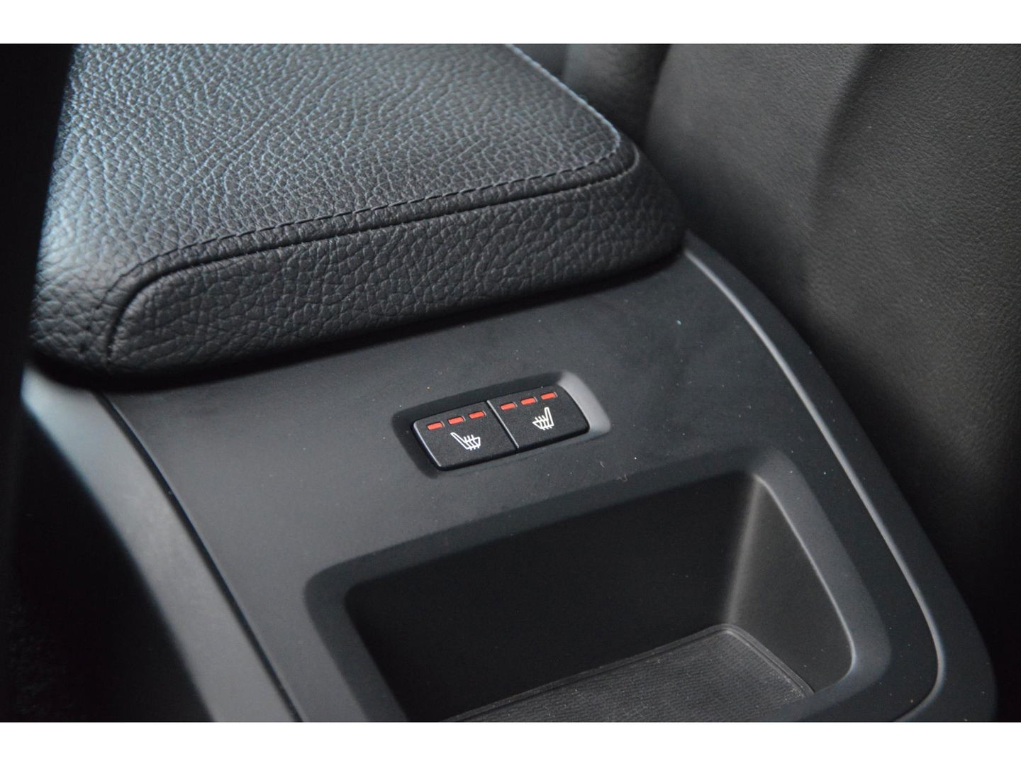 Volvo XC60 Hybride T6 AWD R-Design | Head-Up Display | Panoramadak | Harman/Kardon | Trekhaak | Rondom stoelverwarming | Memory |