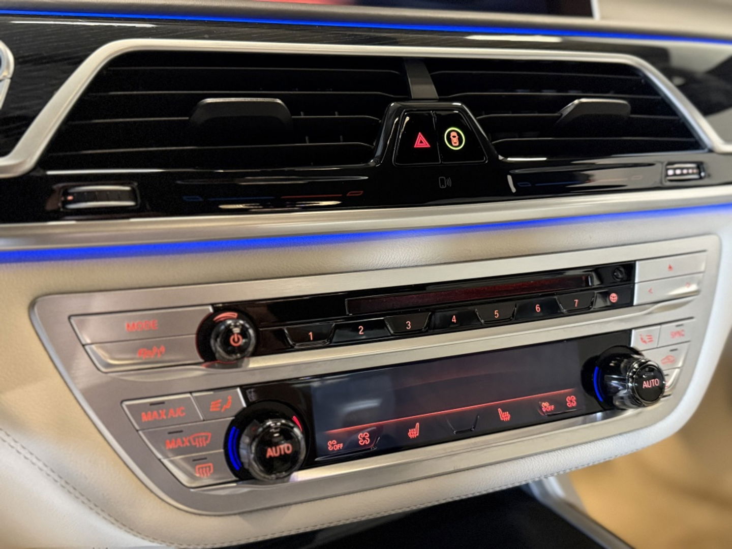 BMW 7 Serie 740i 327PK High Ex. / 360° / Massage / M Individual / Laser