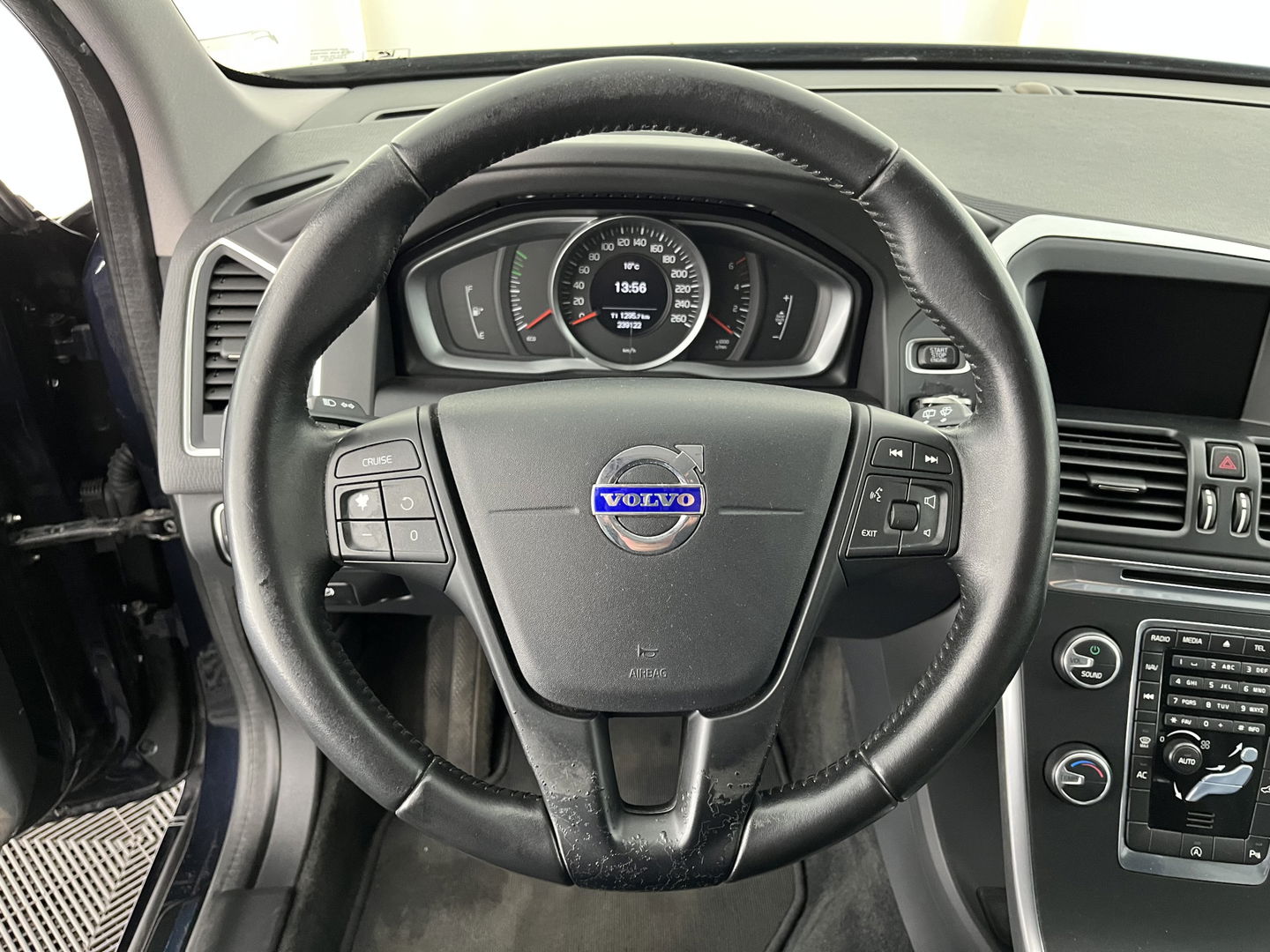 Volvo XC60 2.0 D3 FWD Momentum *LEATHER | NAVI-FULLMAP | COMFORT-SEATS | ECC | PDC | CRUISE | PRIVACY-GLASS | TOWBAR | 17''ALU*