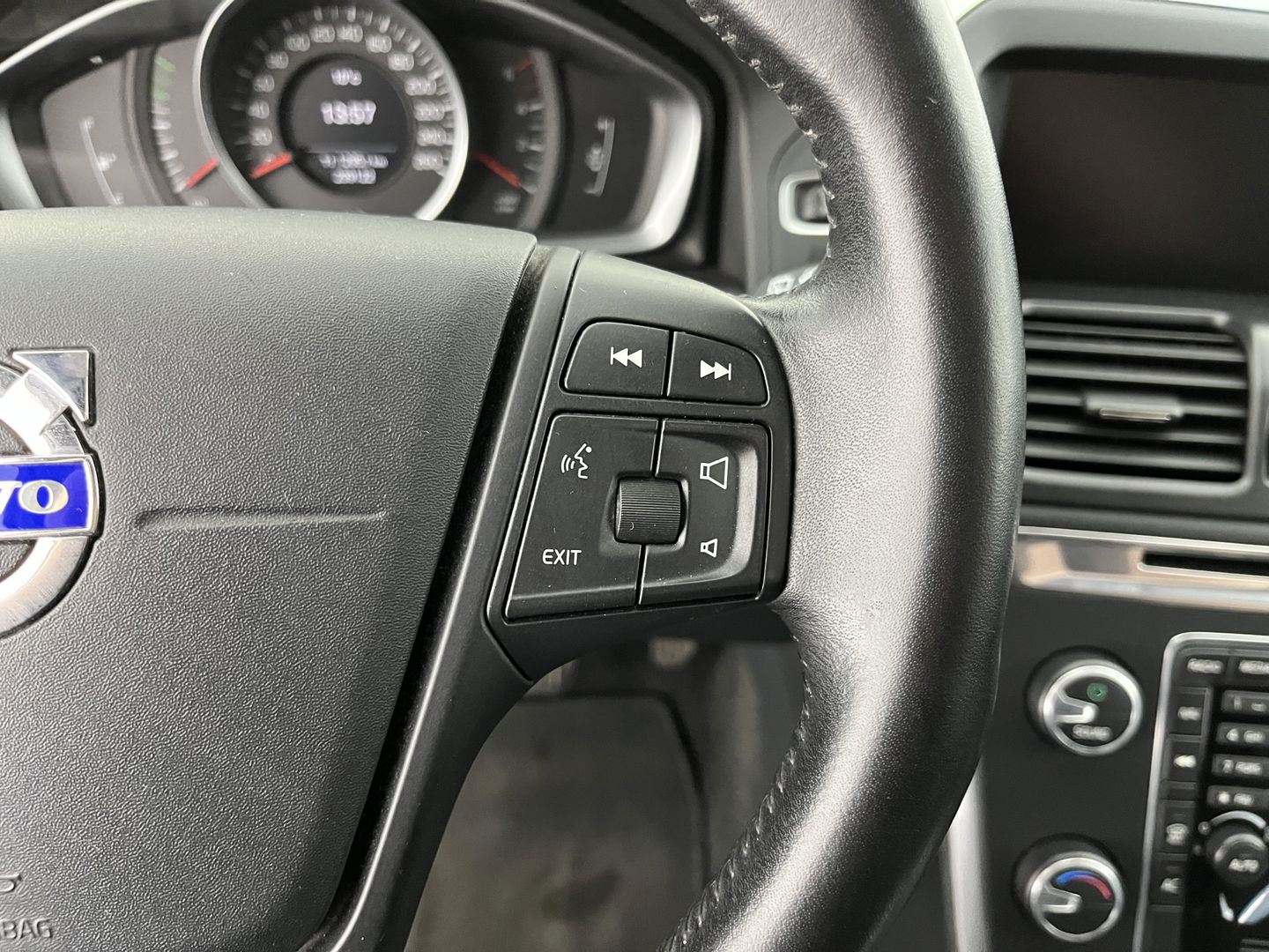 Volvo XC60 2.0 D3 FWD Momentum *LEATHER | NAVI-FULLMAP | COMFORT-SEATS | ECC | PDC | CRUISE | PRIVACY-GLASS | TOWBAR | 17''ALU*