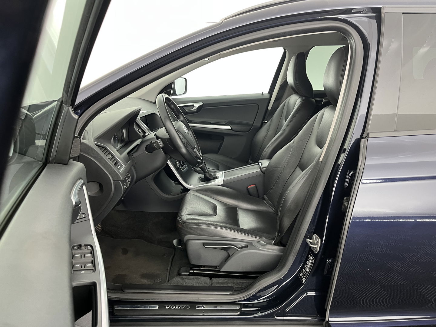 Volvo XC60 2.0 D3 FWD Momentum *LEATHER | NAVI-FULLMAP | COMFORT-SEATS | ECC | PDC | CRUISE | PRIVACY-GLASS | TOWBAR | 17''ALU*