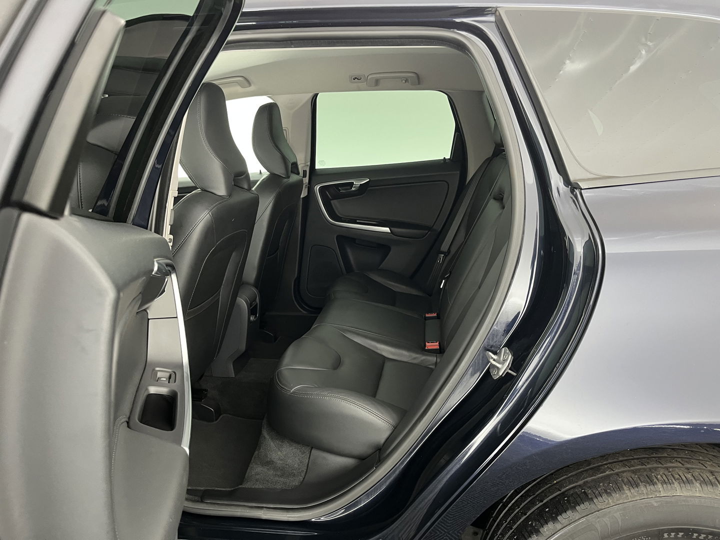 Volvo XC60 2.0 D3 FWD Momentum *LEATHER | NAVI-FULLMAP | COMFORT-SEATS | ECC | PDC | CRUISE | PRIVACY-GLASS | TOWBAR | 17''ALU*