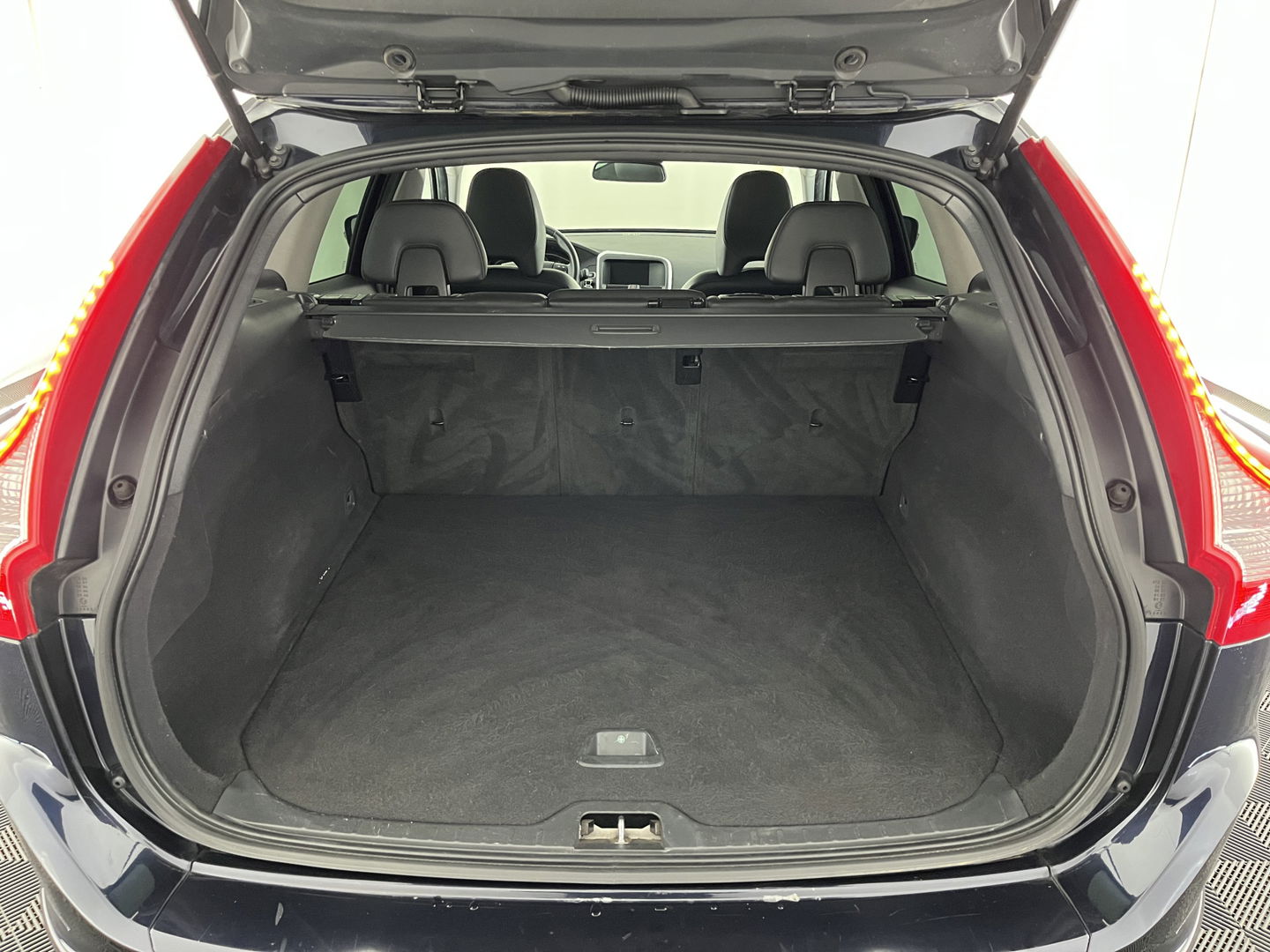 Volvo XC60 2.0 D3 FWD Momentum *LEATHER | NAVI-FULLMAP | COMFORT-SEATS | ECC | PDC | CRUISE | PRIVACY-GLASS | TOWBAR | 17''ALU*