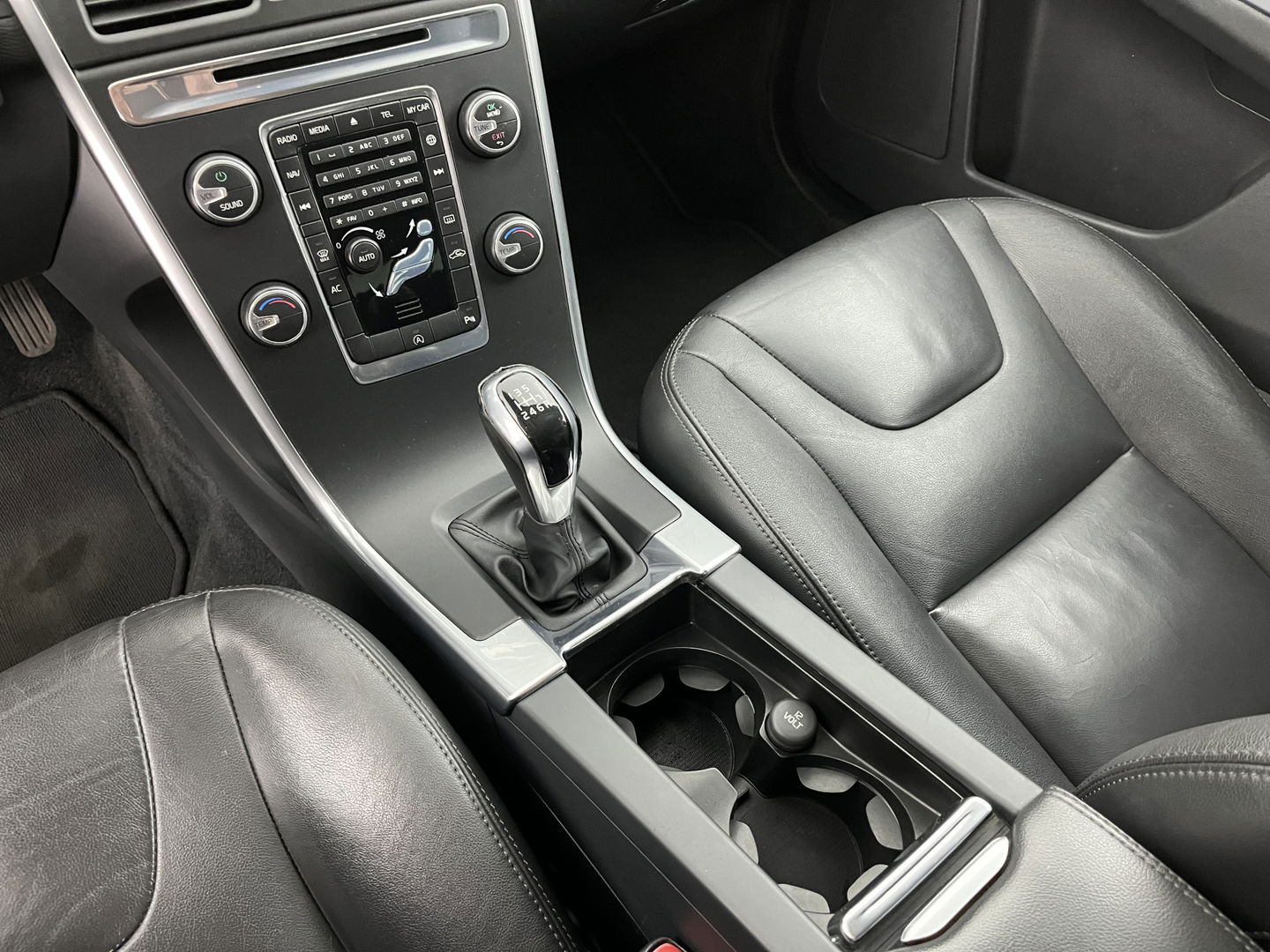 Volvo XC60 2.0 D3 FWD Momentum *LEATHER | NAVI-FULLMAP | COMFORT-SEATS | ECC | PDC | CRUISE | PRIVACY-GLASS | TOWBAR | 17''ALU*