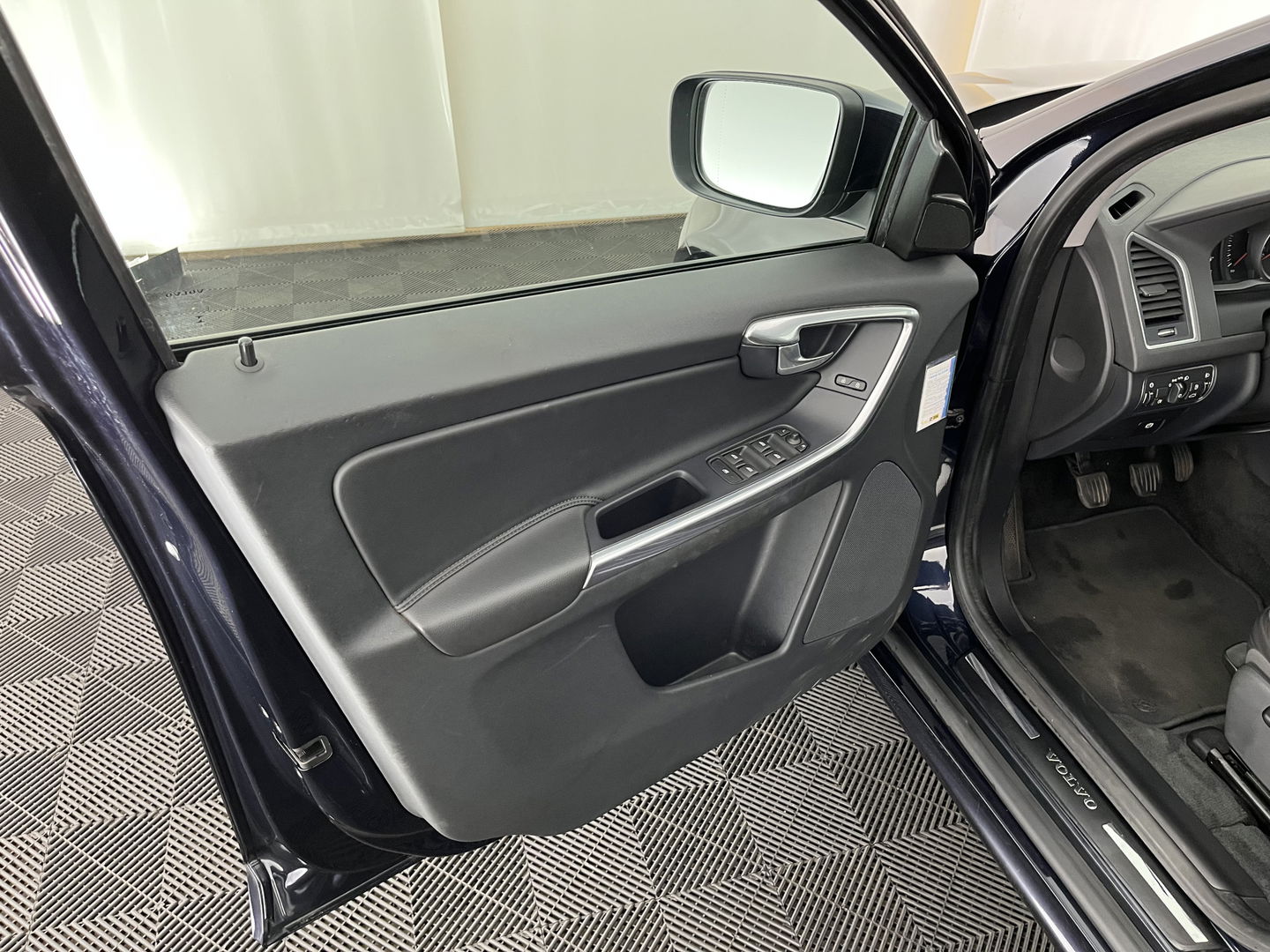 Volvo XC60 2.0 D3 FWD Momentum *LEATHER | NAVI-FULLMAP | COMFORT-SEATS | ECC | PDC | CRUISE | PRIVACY-GLASS | TOWBAR | 17''ALU*