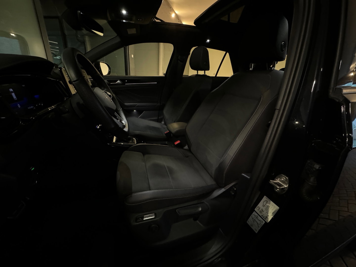 Volkswagen T-Roc 1.5 TSI R-Line Pano|Keyles|IQ|Sfeer|Camera