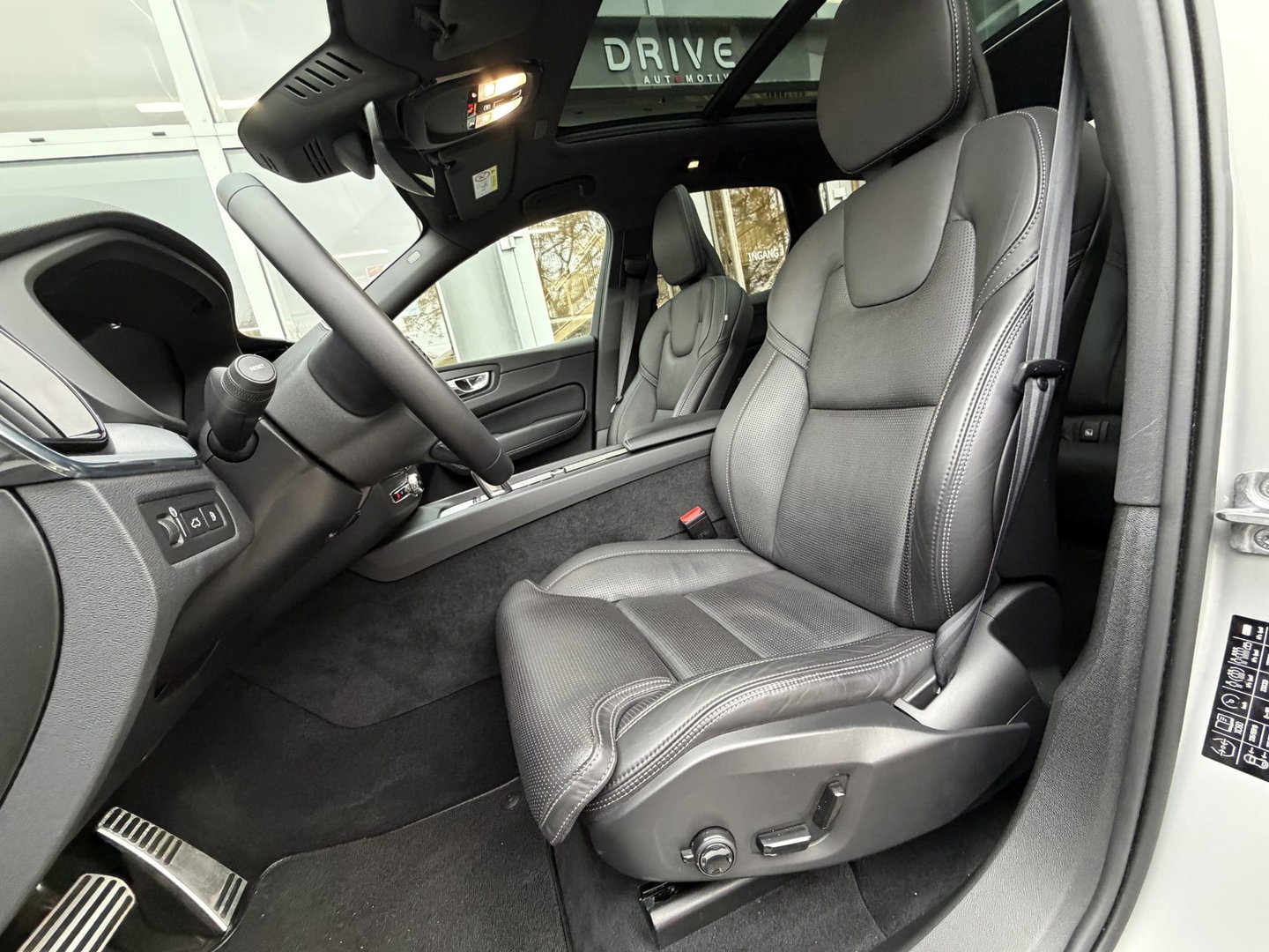 Volvo XC60 2.0 T8 Plug-in hybrid AWD R-Design |Facelift|Pano|Bowers & Wilkins|Stoel Ventilatie|Pilot Assist|Trekhaak