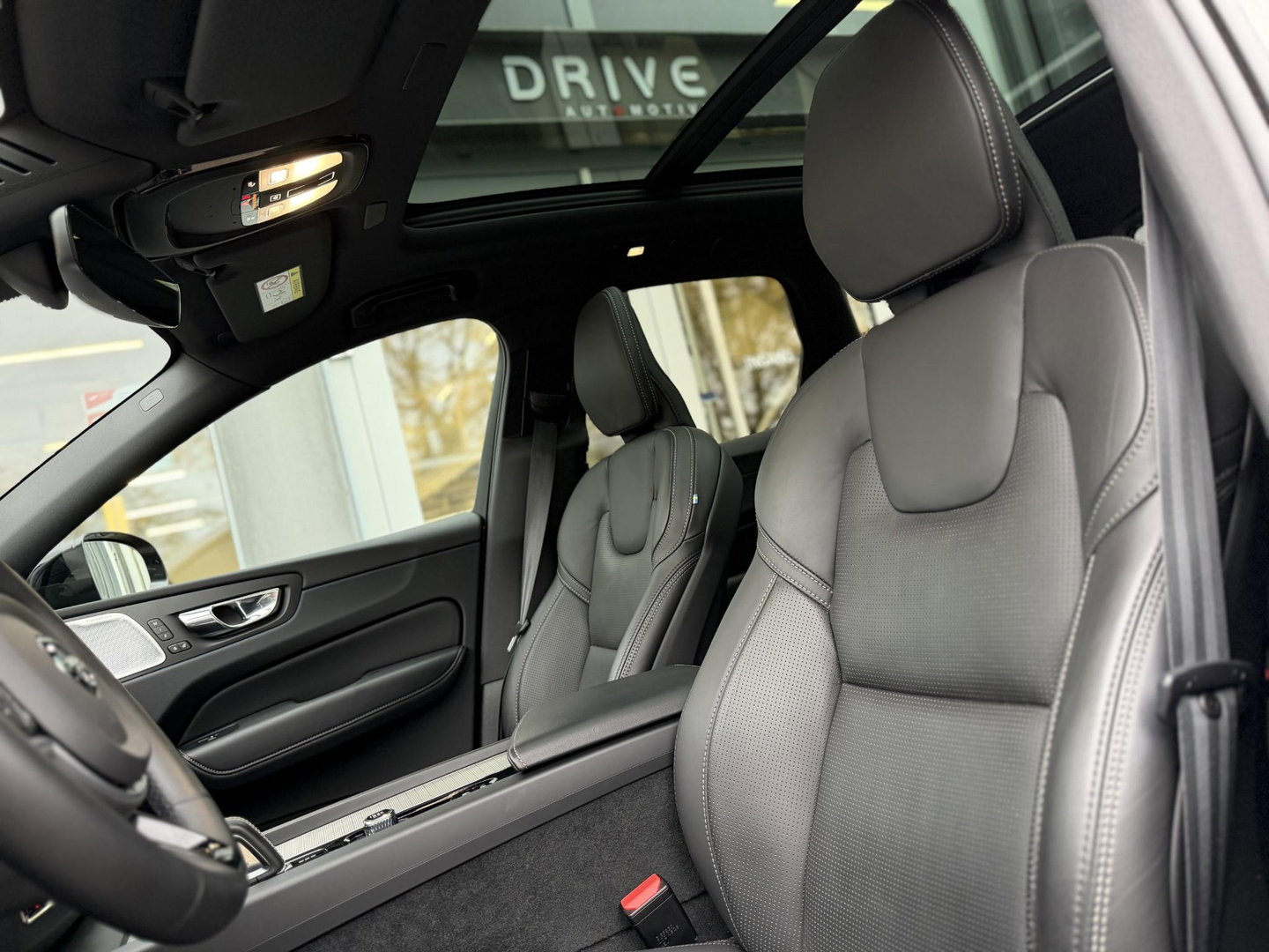 Volvo XC60 2.0 T8 Plug-in hybrid AWD R-Design |Facelift|Pano|Bowers & Wilkins|Stoel Ventilatie|Pilot Assist|Trekhaak