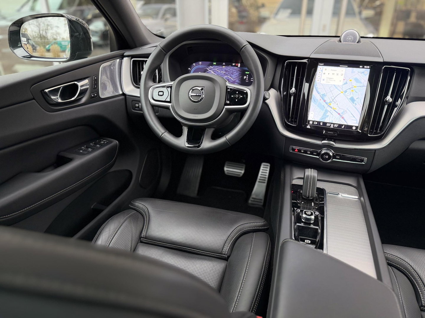 Volvo XC60 2.0 T8 Plug-in hybrid AWD R-Design |Facelift|Pano|Bowers & Wilkins|Stoel Ventilatie|Pilot Assist|Trekhaak