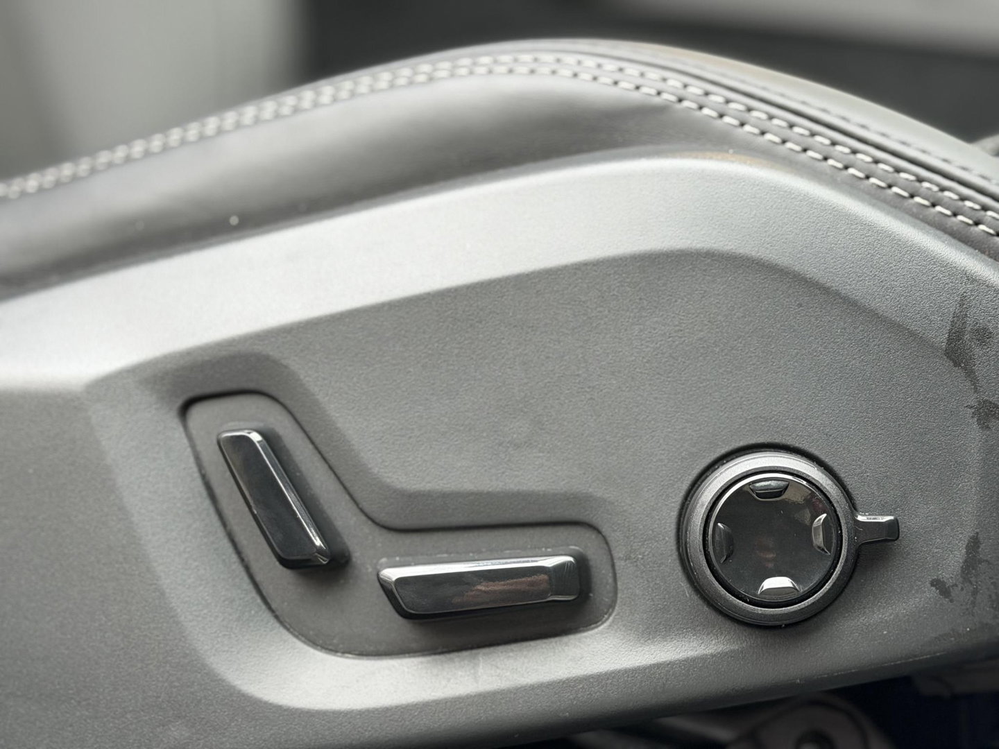 Volvo XC60 2.0 T8 Plug-in hybrid AWD R-Design |Facelift|Pano|Bowers & Wilkins|Stoel Ventilatie|Pilot Assist|Trekhaak