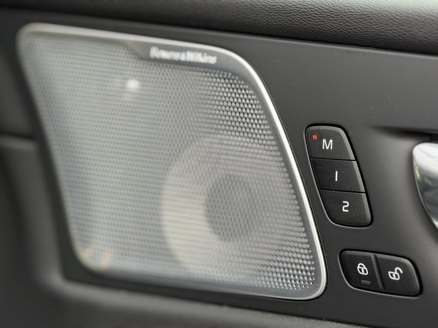 Volvo XC60 2.0 T8 Plug-in hybrid AWD R-Design |Facelift|Pano|Bowers & Wilkins|Stoel Ventilatie|Pilot Assist|Trekhaak