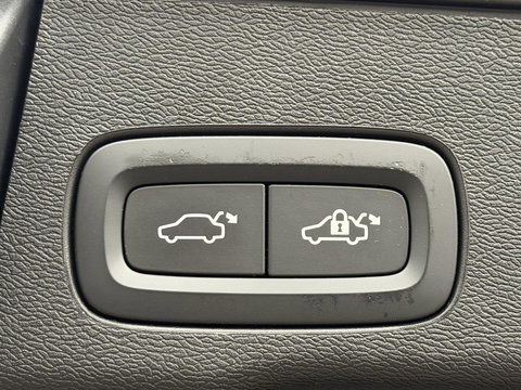 Volvo XC60 2.0 T8 Plug-in hybrid AWD R-Design |Facelift|Pano|Bowers & Wilkins|Stoel Ventilatie|Pilot Assist|Trekhaak