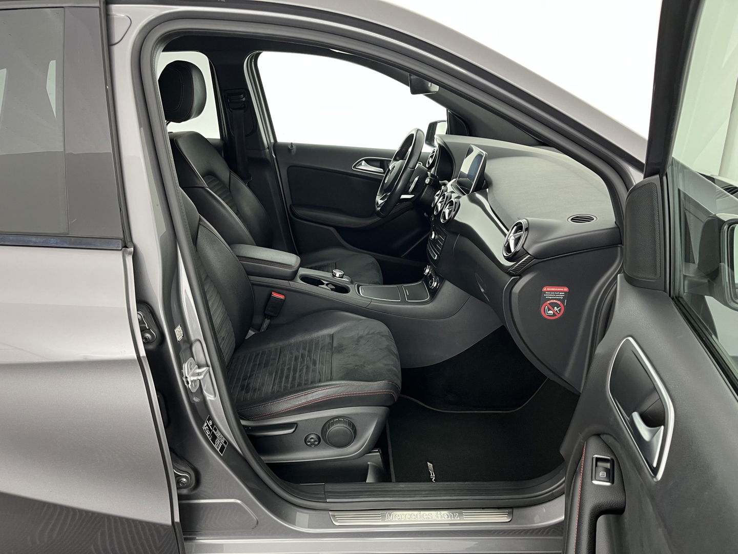 Mercedes-Benz B-Klasse 180 Ambition AMG Aut. *LEATHER-FABRIC | FULL-LED | HEATED-SPORTSEATS | NAVI-FULLMAP | SHIFT-PADDLES | PRIVACY-GLASS | ECC | PDC | CRUISE | 18''ALU | TOWBAR*