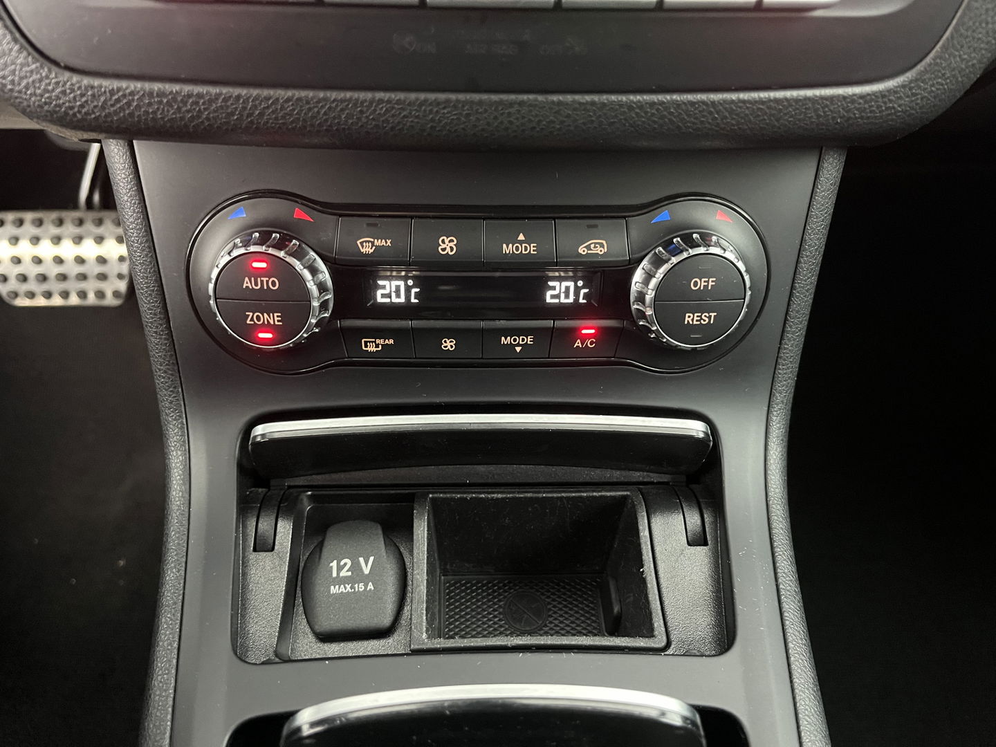 Mercedes-Benz B-Klasse 180 Ambition AMG Aut. *LEATHER-FABRIC | FULL-LED | HEATED-SPORTSEATS | NAVI-FULLMAP | SHIFT-PADDLES | PRIVACY-GLASS | ECC | PDC | CRUISE | 18''ALU | TOWBAR*