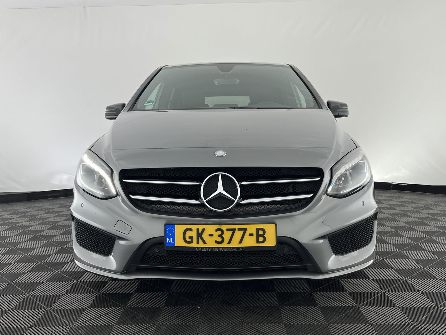 Mercedes-Benz B-Klasse 180 Ambition AMG Aut. *LEATHER-FABRIC | FULL-LED | HEATED-SPORTSEATS | NAVI-FULLMAP | SHIFT-PADDLES | PRIVACY-GLASS | ECC | PDC | CRUISE | 18''ALU | TOWBAR*
