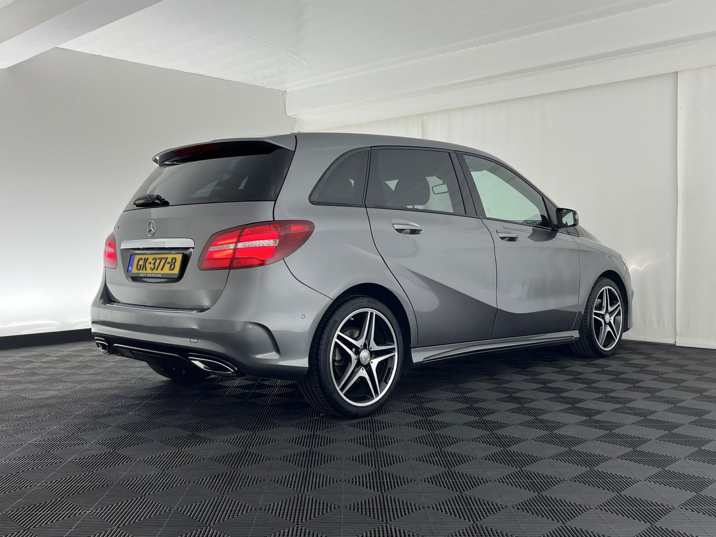 Mercedes-Benz B-Klasse 180 Ambition AMG Aut. *LEATHER-FABRIC | FULL-LED | HEATED-SPORTSEATS | NAVI-FULLMAP | SHIFT-PADDLES | PRIVACY-GLASS | ECC | PDC | CRUISE | 18''ALU | TOWBAR*