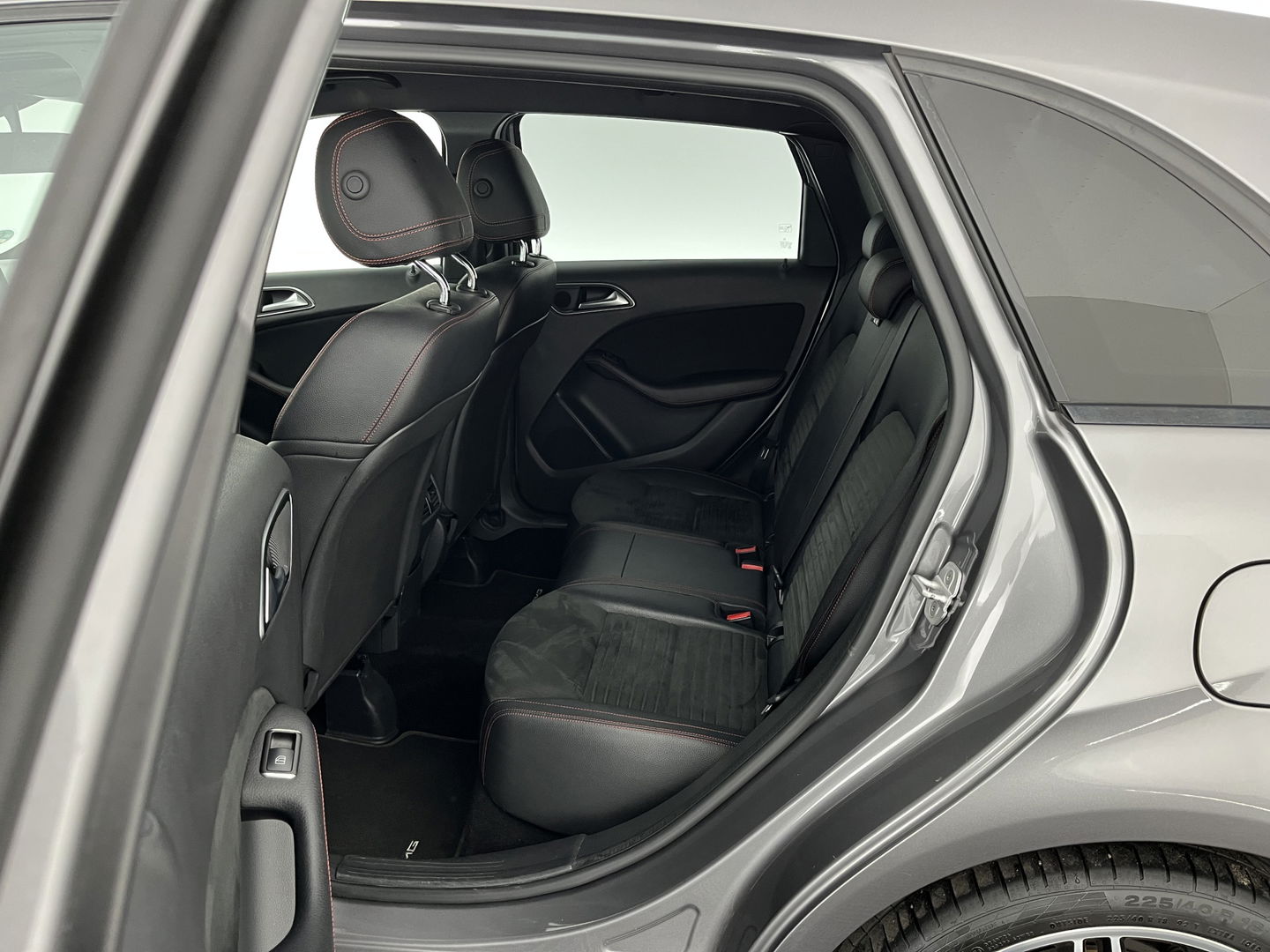 Mercedes-Benz B-Klasse 180 Ambition AMG Aut. *LEATHER-FABRIC | FULL-LED | HEATED-SPORTSEATS | NAVI-FULLMAP | SHIFT-PADDLES | PRIVACY-GLASS | ECC | PDC | CRUISE | 18''ALU | TOWBAR*