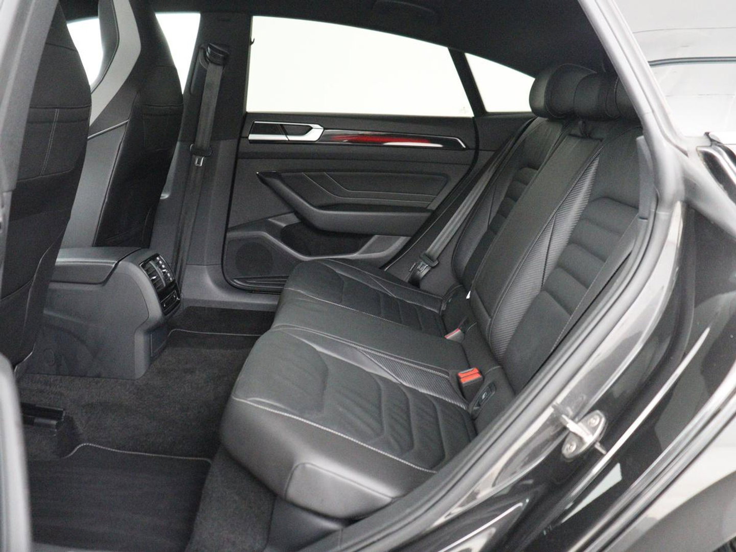 Volkswagen Arteon 1.4 TSI eHybrid R-Line | Panoramadak | Nappaleder | Stoelverwarming | Trekhaak | Camera | File Assistent | Carplay | Matrix LED | Navigatie | Sfeerverlichting | Achterbankverwarming | PHEV | Plug In