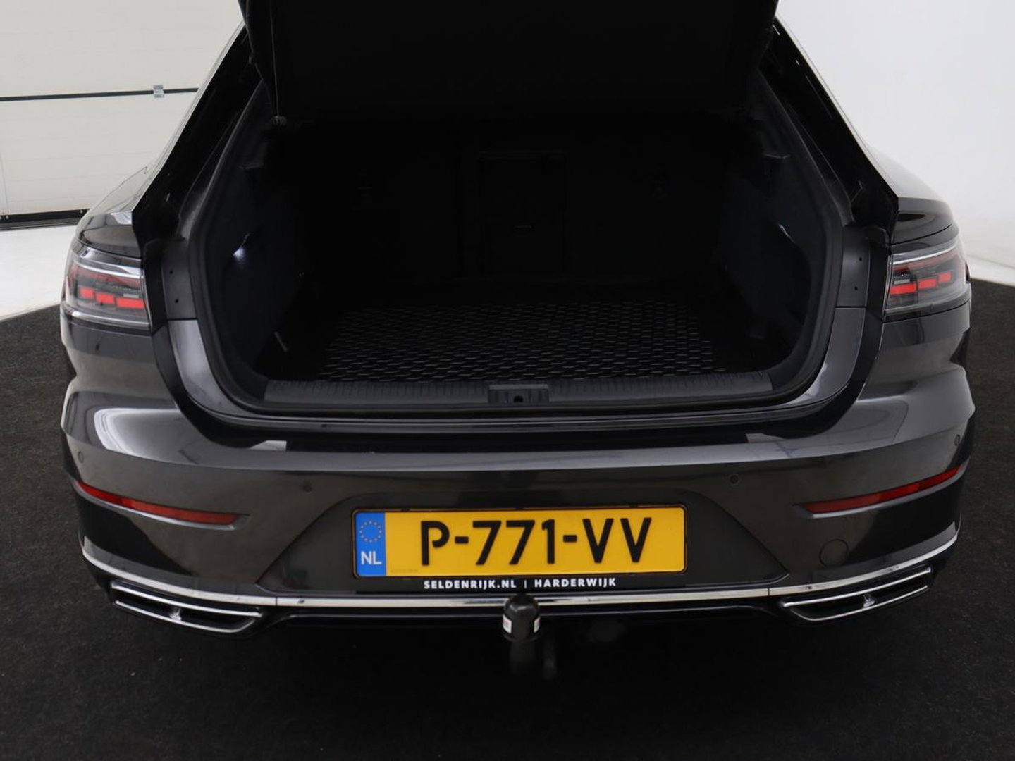 Volkswagen Arteon 1.4 TSI eHybrid R-Line | Panoramadak | Nappaleder | Stoelverwarming | Trekhaak | Camera | File Assistent | Carplay | Matrix LED | Navigatie | Sfeerverlichting | Achterbankverwarming | PHEV | Plug In